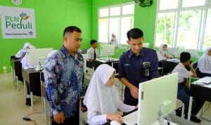 Dukung Digitalisasi Pendidikan, PLN Hadirkan Fasilitas Komputer Untuk Siswa SMP 3 Kelapa