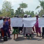 Puluhan Istri Penambang di Sukadamai Gelar Aksi Damai