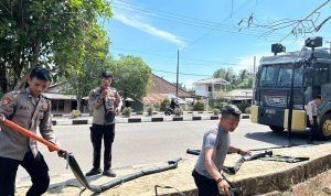 Polres Bangka Barat Salurkan Air Bersih ke Warga