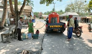 Polsek Lepar Pongok Bantu Masyarakat Kesulitan Air Bersih