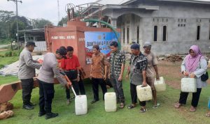 Polsek Simpang Rimba Salurkan 5000 Liter Air Bersih ke Warga