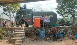 Warga Kampung Daya Baru Senang Dapat Bantuan Air Bersih Dari Polres Bangka Barat