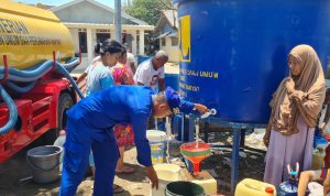 Sat Polairud Polres Bangka Barat Bagikan Air Bersih ke Warga Pesisir Tanjung Laut