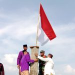 Pemuda Desa Batu Betumpang Kibarkan Bendera Merah Putih di Tugu Batu Pantai Mercusuar