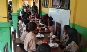 Tekan Angka Stunting, Koramil 432-03/Lepar Pongok Gelar Dapur Masuk Sekolah