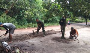 Jalin Kebersamaan, Babinsa Koramil 432-03/Lepar Bantu Warga Bangun Saluran Air