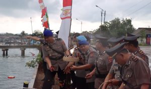 Hormati Jasa Pahlawan, Sat Polairud Polres Basel Gelar Upacara Tabur Bunga