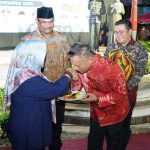 Malam Resepsi HUT Provinsi Babel ke 23, Ketua DPRD Provinsi Babel Serahkan Tumpeng ke Bunda Eko