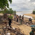 Polri dan TNI Bersama-sama Bersihkan Aliran Sungai di Pasar Mentok