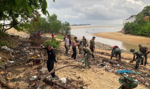 Polri dan TNI Bersama-sama Bersihkan Aliran Sungai di Pasar Mentok