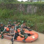 Personil Korem 045/Gaya Lakukan Karya Bakti Bersihkan Saluran Air