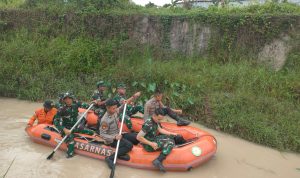 Personil Korem 045/Gaya Lakukan Karya Bakti Bersihkan Saluran Air