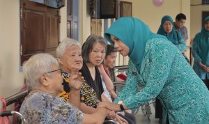 Safriati Safrizal Rayakan Hari Ibu Bersama Lansia Panti Bhakti Kasih Siti Anna