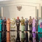 Pj Walikota Pangkalpinang Bersama Ketua Dharma Wanita Ziarah ke Makam Pahlawan