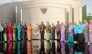 Pj Walikota Pangkalpinang Bersama Ketua Dharma Wanita Ziarah ke Makam Pahlawan