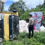 Truk Bermuatan Sembako Terguling di Desa Nangka, Ini Penyebabnya