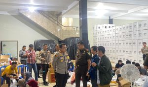 Kapolres Bangka Barat Cek Langsung Penyortiran dan Pelipatan Surat Suara Pemilu 2024