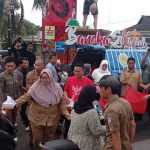 Kompak, Bupati dan Wakil Bupati Basel Bagikan Ribuan Takjil Gratis ke Pengguna Jalan