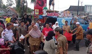 Kompak, Bupati dan Wakil Bupati Basel Bagikan Ribuan Takjil Gratis ke Pengguna Jalan