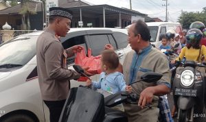 Berkah Ramadan, Polres Basel Bagi-bagi Takjil Gratis ke Pengguna Jalan