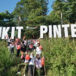 PLN Babel Berkolaborasi dengan Pokdarwis Bersihkan Kawasan Wisata Bukit Pinteir