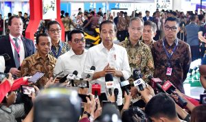 Dikunjungi Presiden Jokowi, Dirut PLN Paparkan Kesiapan Ekosistem Kendaraan Listrik di PEVS 2024