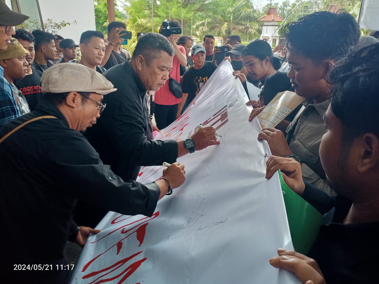 Puluhan Jurnalis di Bangka Belitung menggelar aksi penolakan terhadap Revisi Undang-undang (RUU) penyiaran, di Gedung DPRD Babel, pada Selasa (21/5/2024) siang