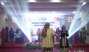 76 Peserta Tampil Anggun di Ajang Lomba Fashion Show Kebaya Nasional