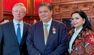 Airlangga Dapat Medali Kehormatan dari Rusia