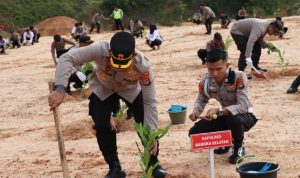 HUT Bhayangkara ke 78, Polres Basel Tanam Ratusan Pohon