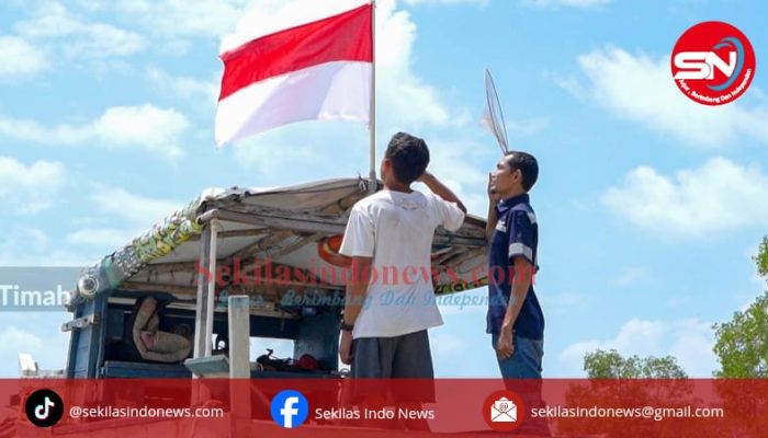 PT Timah Bagikan 480 Lembar Bendera Merah Putih ke Warga Desa Batu Belubang