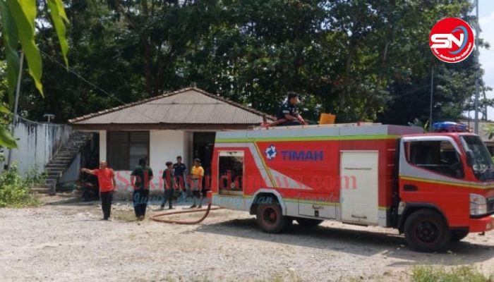 Tim Damkar PT Timah Gercep Padamkan Kebakaran di Ruang Tunggu Pelabuhan Tanjung Gudang Belinyu