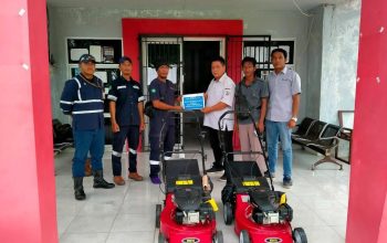 PT Timah Serahkan Dua Unit Mesin Potong Rumput ke Desa Pasir Putih