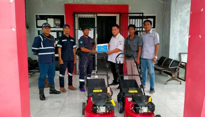 PT Timah Serahkan Dua Unit Mesin Potong Rumput ke Desa Pasir Putih