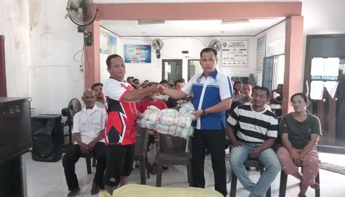 Pemdes Sebagin Salurkan Bantuan Alat Tangkap Ikan ke Nelayan