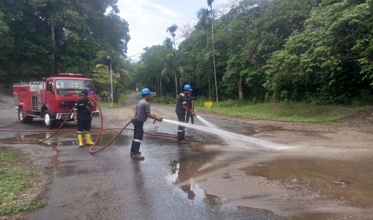Karyawan PT Timah Gotong Royong Bersihkan Tumpukan Pasir di Kawasan Komplek
