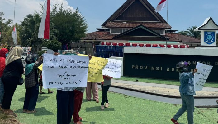 Keluarga Korban KDRT Gelar Aksi Demo, Busui: Imam Wahyudi Tak Layak Jadi Anggota Dewan