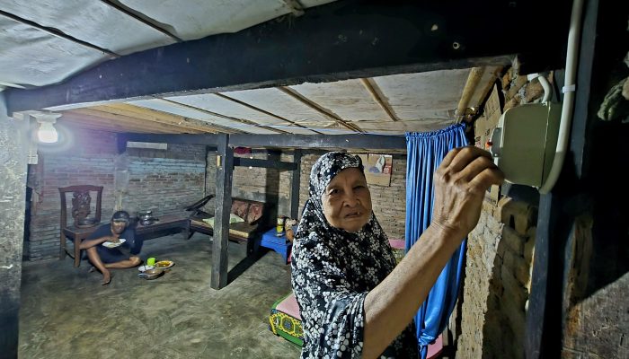 PLN Berikan Bantuan Listrik Gratis ke 3.725 Keluarga di Seluruh Indonesia