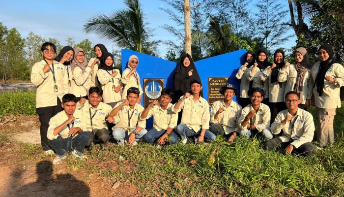 Mahasiswa KKNT UBB Wujudkan Pengabdian di Desa Baskara Bakti, Bangun Ikon Pantai Menuang