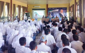 Direktur Keuangan PT Timah Serahkan Bantuan Laptop dan Motivasi Pelajar SMAN 1 Mentok