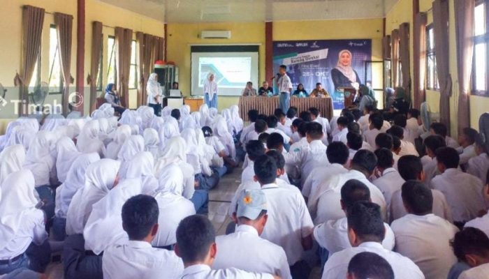 Direktur Keuangan PT Timah Serahkan Bantuan Laptop dan Motivasi Pelajar SMAN 1 Mentok