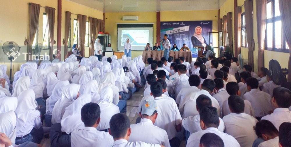 Direktur Keuangan PT Timah Serahkan Bantuan Laptop dan Motivasi Pelajar SMAN 1 Mentok