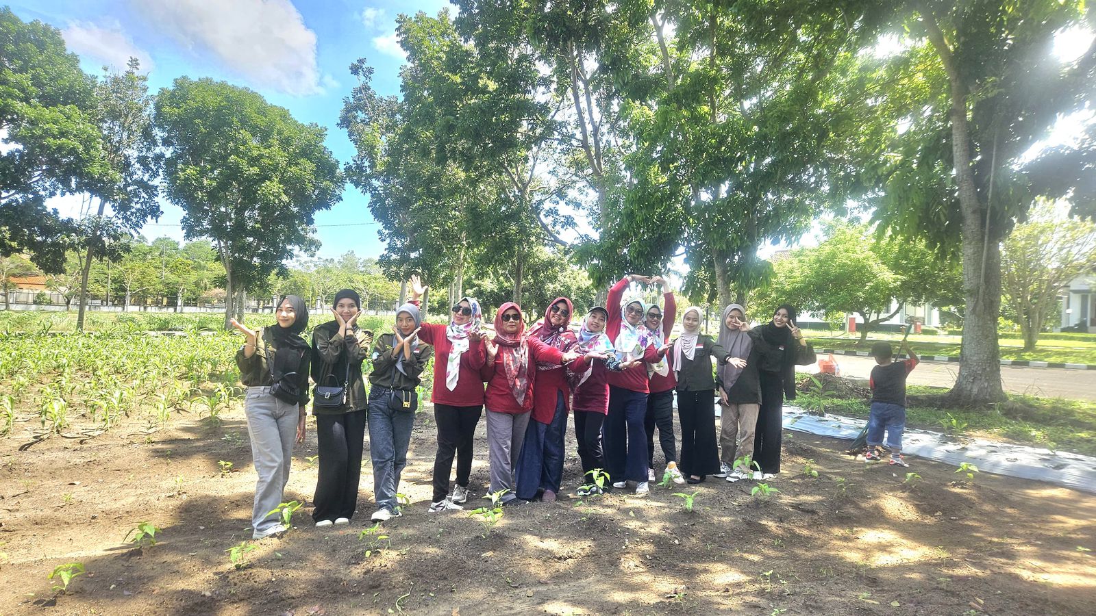 Mahasiswi Agribisnis UBB Kunjungi Kebun PKK Cikar