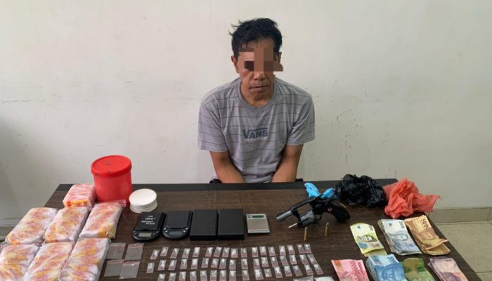 Pria Paruh Baya di Desa Rajik Ditangkap dengan Puluhan Paket Sabu dan Senjata