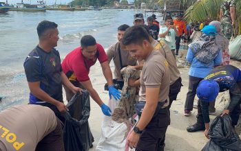 Polres Bangka Selatan Tunjukkan Semangat Kepahlawanan dengan Gotong Royong Bersih Pantai