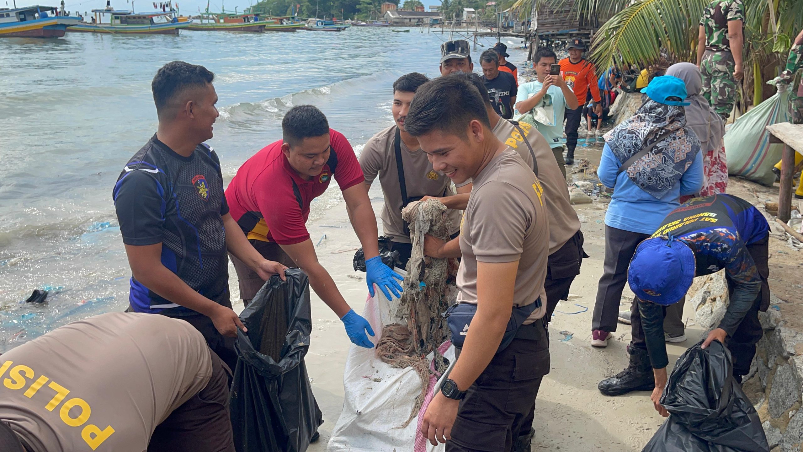 Polres Bangka Selatan Tunjukkan Semangat Kepahlawanan dengan Gotong Royong Bersih Pantai