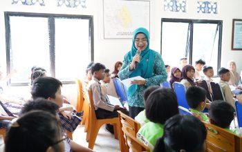 Yuniar Dorong Literasi Anak Melalui Nempel Asik