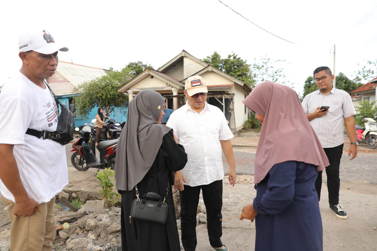 Erzaldi Hangatkan Hati Korban Kebakaran dengan Bantuan Tunai