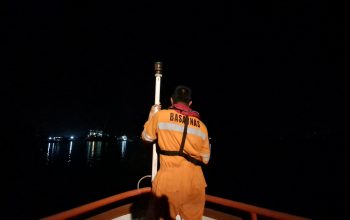 Tim SAR Gabungan Evakuasi ABK Ukraina yang Sakit saat Berlayar di Selat Karimata