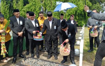 Jajaran Direksi dan Komisaris Bank Sumsel Babel Ziarah ke Makam Dirut Pertama BSB